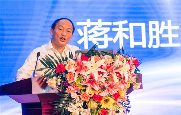 四川大學(xué)黨委委員、經(jīng)濟(jì)學(xué)院教授委員會主席、博導(dǎo)蔣和勝教授作了《當(dāng)前宏觀經(jīng)濟(jì)形勢與產(chǎn)業(yè)轉(zhuǎn)型升級》專題講座.jpg